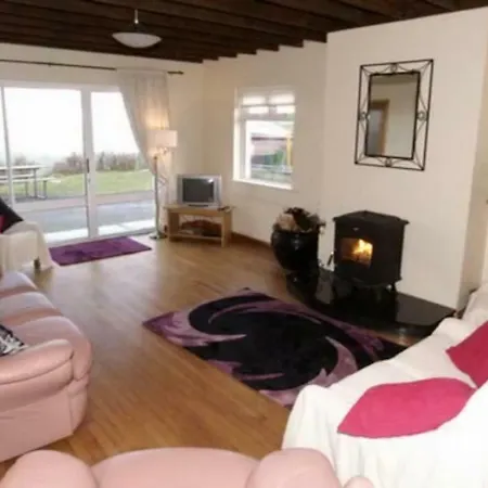 Three Bedroom Holiday home Port